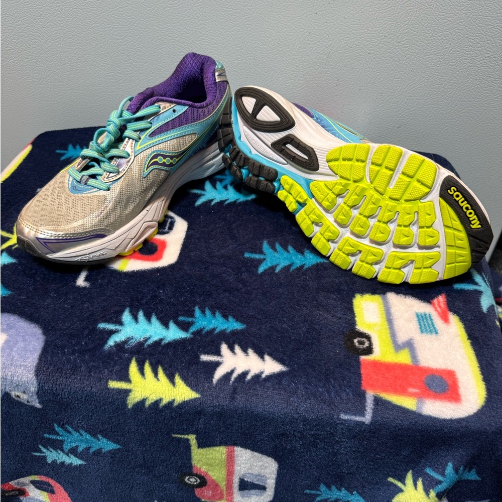 Brand new saucony tennis shoes